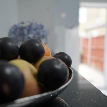 הוילה Luxury London House Sleeps 13, 2 Minutes To Metro מראה חיצוני תמונה