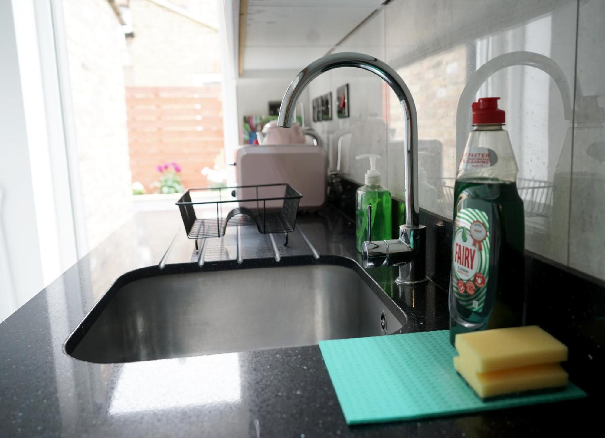 הוילה Luxury London House Sleeps 13, 2 Minutes To Metro מראה חיצוני תמונה