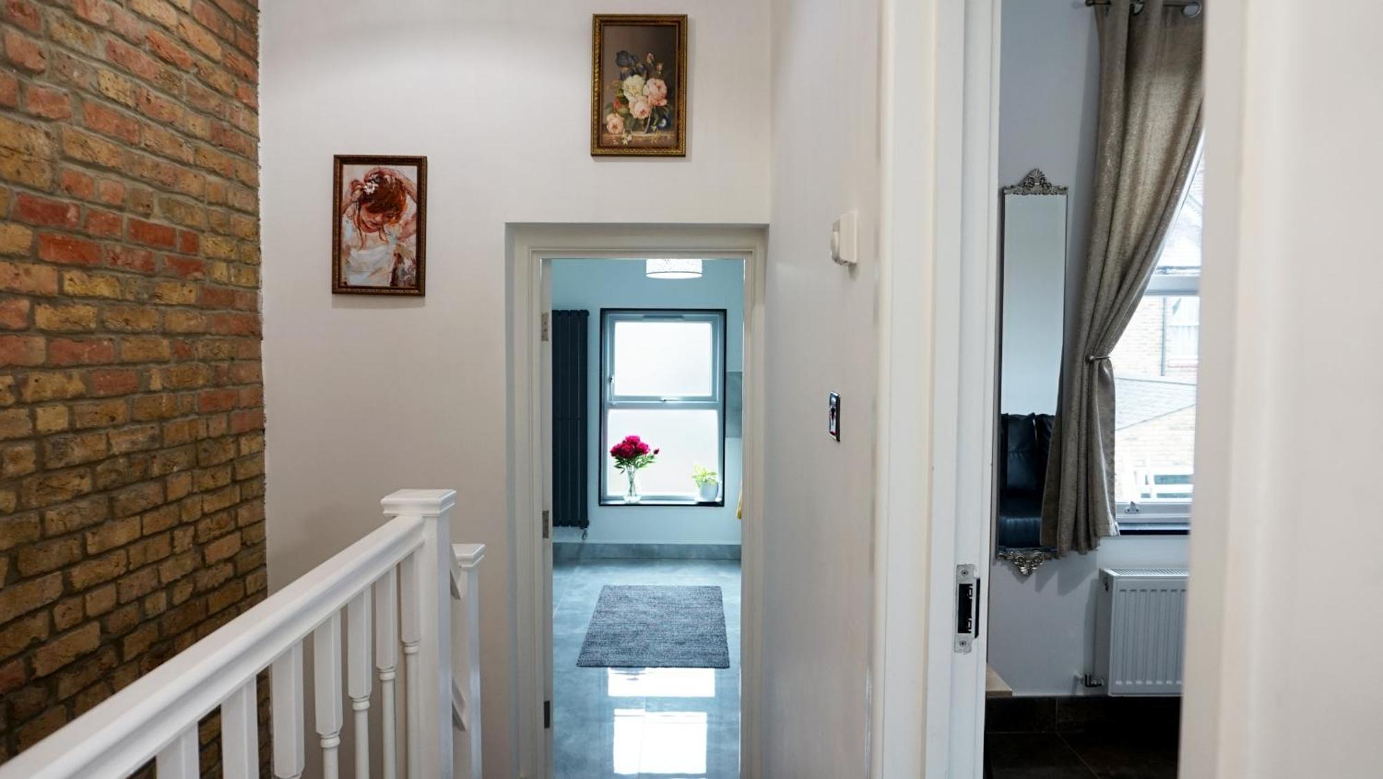 הוילה Luxury London House Sleeps 13, 2 Minutes To Metro מראה חיצוני תמונה